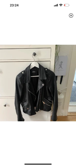 Zara skinnjacka  - Säljer min älskade skinnjacka. Den är använd i väldigt gott skick och är som ny! Passar perfekt om man vill ha lite oversized
