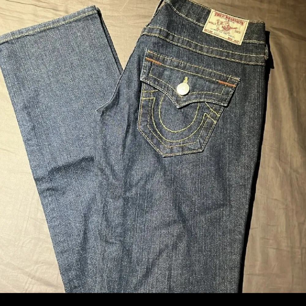 Säljer mina jättefina true religion jeans då jag råkade köpa fel storlek!🤦‍♂️🫶 nypris:2700kr Kan sänka pris!❤️. Jeans & Byxor.