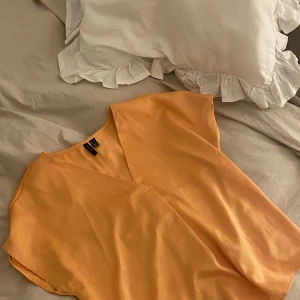 Fest topp  - En snygg orange fest topp ifrån vero moda i storlek xs! Använd fåtal gånger! Köp för 100 + frakt! 