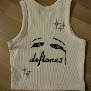 Deftones linne - Har själv målat denna, kan göra fler vid beställning! Går att tvätta utan problem :) 