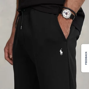 Ralph Lauren  - Svarta Ralph Lauren jogging pants🙌 Blivit för små för mig så säljer dessa. Använt några fåtal gånger men är i bra skick! Köpa nya ligger på 1895, så säljer för 900! Storlek är ungefär S. 