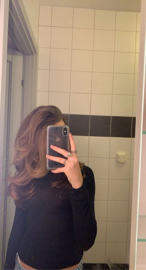 Intimissimi tröja - Två intimissimi tröjor. Om man köer dem separat kan man få en för 200. Om man vill köpa båda så 400. Inga defekter. Meddela om du vill ha mer bilder💓💓