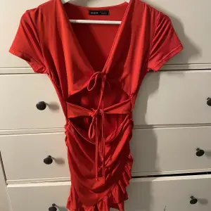 Fin omlottklänning i en smickrade röd färg