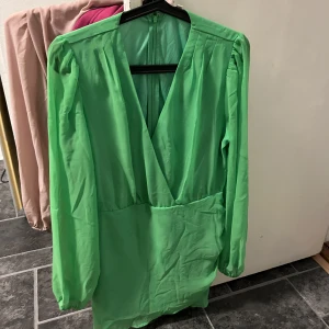 Limegrön klänning Nelly - Storlek M, limegrön. Endast testad. 