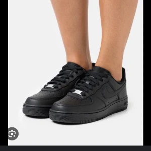 airforce 1 - Säljer mina svarta Airforce 1 i storlek 40 då de inte kommer till användning längre, haft på mig dom fåtal gånger men är i väldigt bra skick, kom pm för egna bilder. 