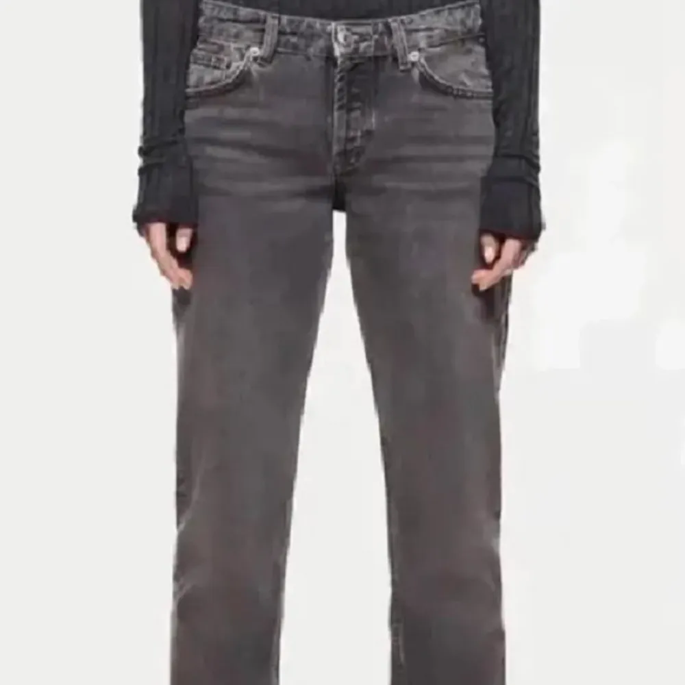 Gråa jeans ifrån zara. Lågmidjade. Storlek 36, använda fåtalgånger! Säljs för 300+ frakt. Skriv för fler bilder❤️ (lånad bild). Jeans & Byxor.