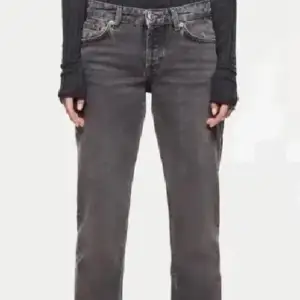 Gråa jeans ifrån zara. Lågmidjade. Storlek 36, använda fåtalgånger! Säljs för 300+ frakt. Skriv för fler bilder❤️ (lånad bild)