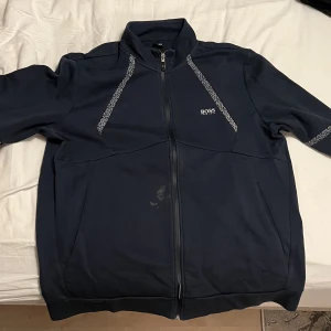 Boss kofta  - En färg fläck som syns på bild 