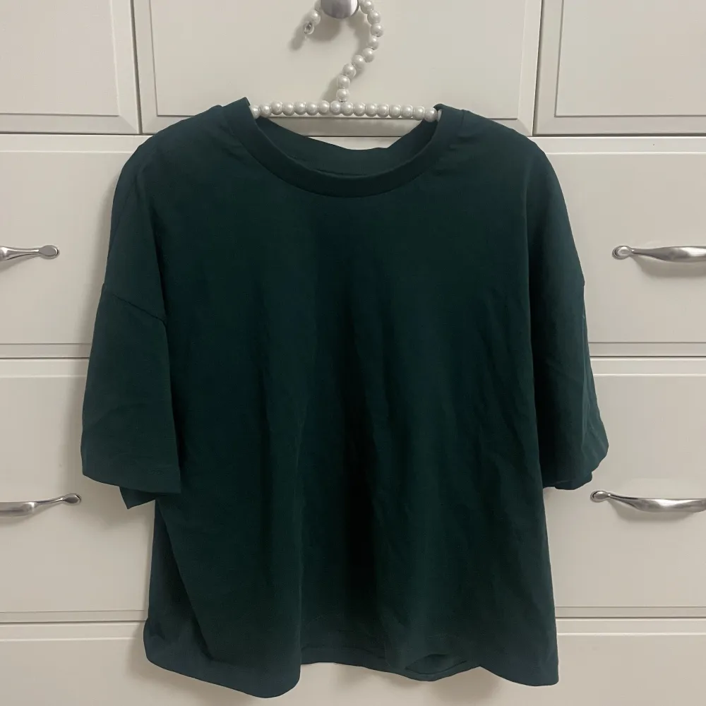 Grön lite oversized t-shirt från Bikbok, storlek XS men passar S💞. T-shirts.