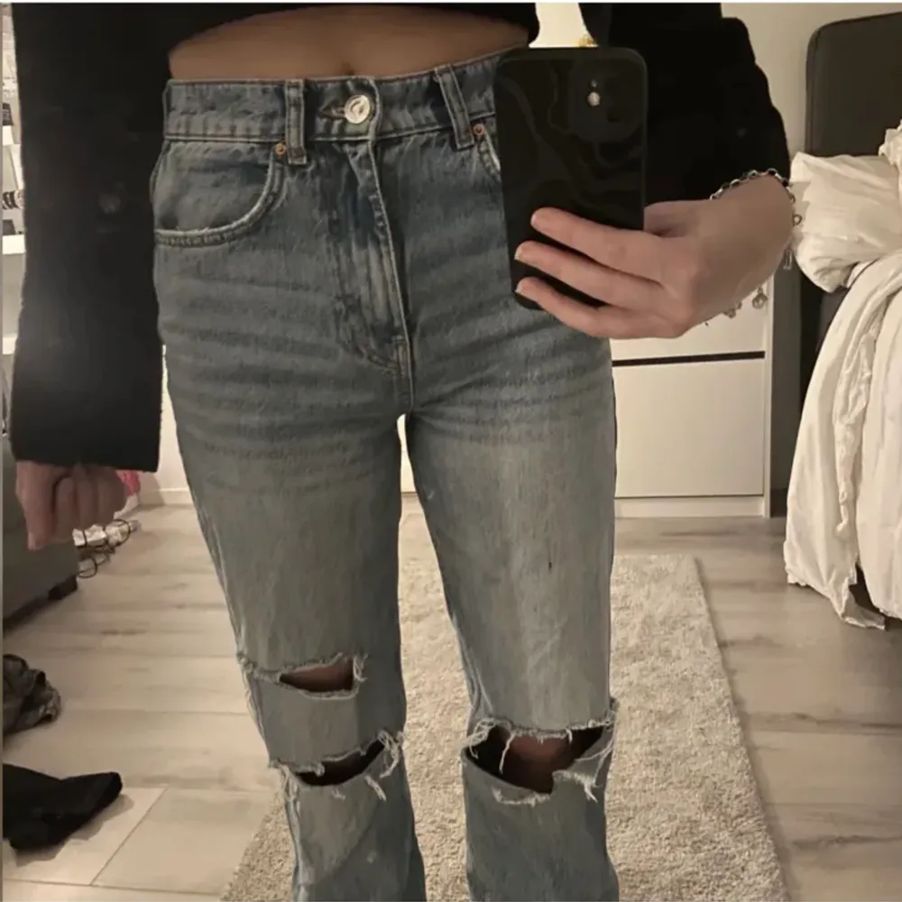 Supersnygga jeans i från Gina! Säljes inte längre vad jag vet, dom är i superfint skick men dom är använda! Tveka inte med att höra av er vid intresse, eller vid frågor🥰. Jeans & Byxor.