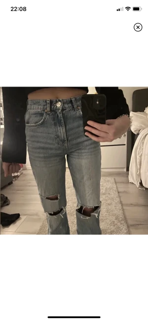 Jeans  - Supersnygga jeans i från Gina! Säljes inte längre vad jag vet, dom är i superfint skick men dom är använda! Tveka inte med att höra av er vid intresse, eller vid frågor🥰