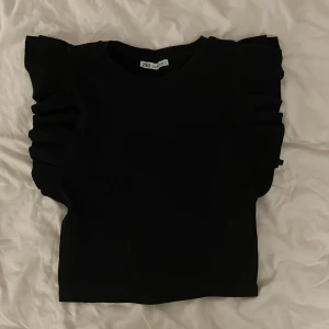 Zara volangtopp - Populär topp från Zara med volangärm. Nyskick! Storlek L men väldigt liten i storleken. Passar mig som har storlek S vanligtvis🙃