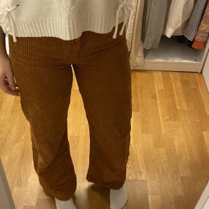 Levi’s byxor - Manchester byxor perfekt till hösten. Litet hål på ena benet (se sista bild).