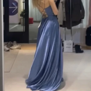 Balklänning - Säljer min superfina balklänning i skyblue som jag använt en gång. Nypris 3000kr. Små vätskefläckar på framsidan. Använd 2 gånger. Jag är 165/166 och de passade när jag hade 6cm klackar. Jag brukar ha xs, strl är 2