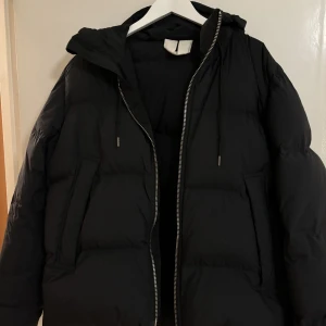 Arket vinterjacka  - Säljer nu min pufferjacka från arket i strl L. Inhandlad förra säsongen, är fel och fläckfri. Den enda skadan är lappen som lossnar på insidan. Tack på förhand.