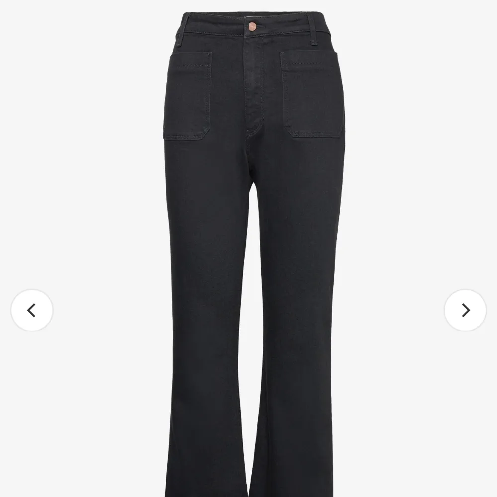 Intressekoll på mina as snygga svarta Wrangler jeans!! Nypris ca 900❤️OBS. Märket på högrafickan tillkommer ej. Jeans & Byxor.