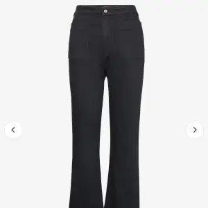 Intressekoll på mina as snygga svarta Wrangler jeans!! Nypris ca 900❤️OBS. Märket på högrafickan tillkommer ej
