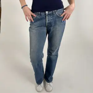 Lågmidjade jeans från Crocker   Storlek: M (se mått längre ner) Pris: 239kr Frakt: 60kr Midja: 80cm Innerbenslängd: 76cm Modellen är 167cm lång 