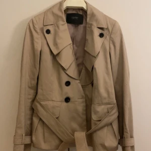 Kappa - En kappa från esprit i storlek S. Väldigt bra sick och perfekt för att ha en tjocktröja under till höst/vintern