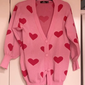 Rosa kofta - Super fin kofta ifrån ”Heartbreak”! Fint skick och oversized S men sitter oversized på M också!