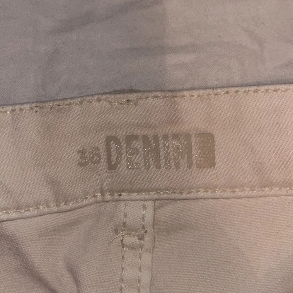 Säljer dessa beiga mid waist jeans från kahppahl. Aldrig använt eftersom de är för stora på mig.. Jeans & Byxor.