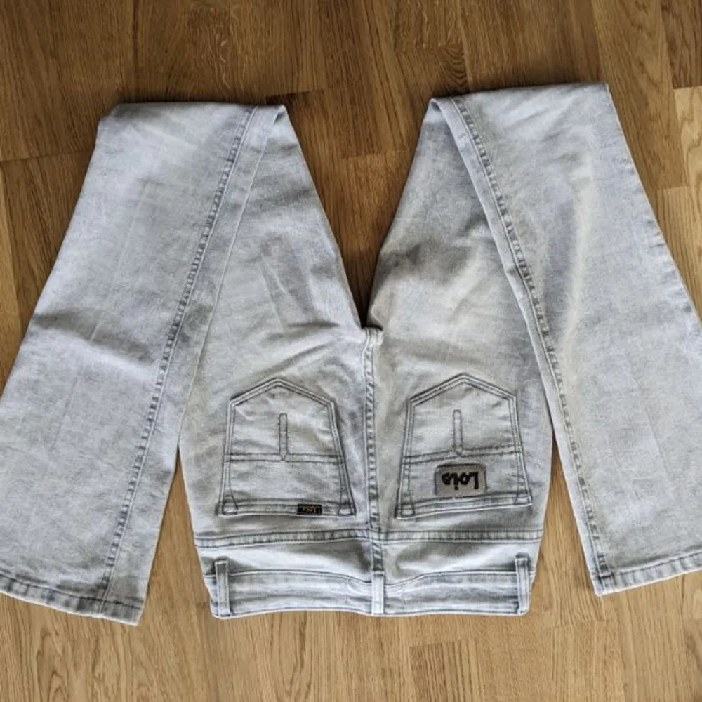 Jättefina Lois jeans som endast är använda 1 gång, nyskick. Originalpris: ca 1400kr Ni får jättegärna ge prisförslag! Just nu har jag inget bestämt pris.❤️. Jeans & Byxor.