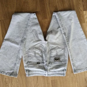 Lois jeans bootcut low/midwaist - Jättefina Lois jeans som endast är använda 1 gång, nyskick. Originalpris: ca 1400kr Ni får jättegärna ge prisförslag! Just nu har jag inget bestämt pris.❤️