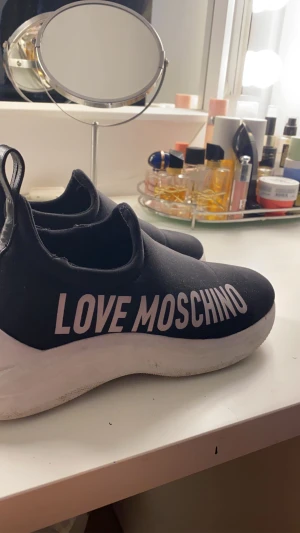 Moschino skor - Jättefina moschino skor, inte mycket använda, säljer de då de inte kommer till användning och bara tar plats💓 Priset kan diskuteras vid snabb affär 