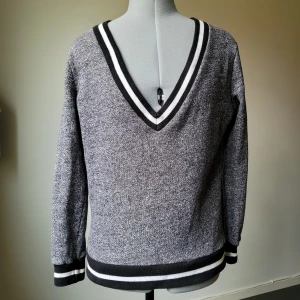 V-ringad tjocktröja  - Tjocktröja med djup v-ringning och lite fluffig på insidan. Använd få gånger.