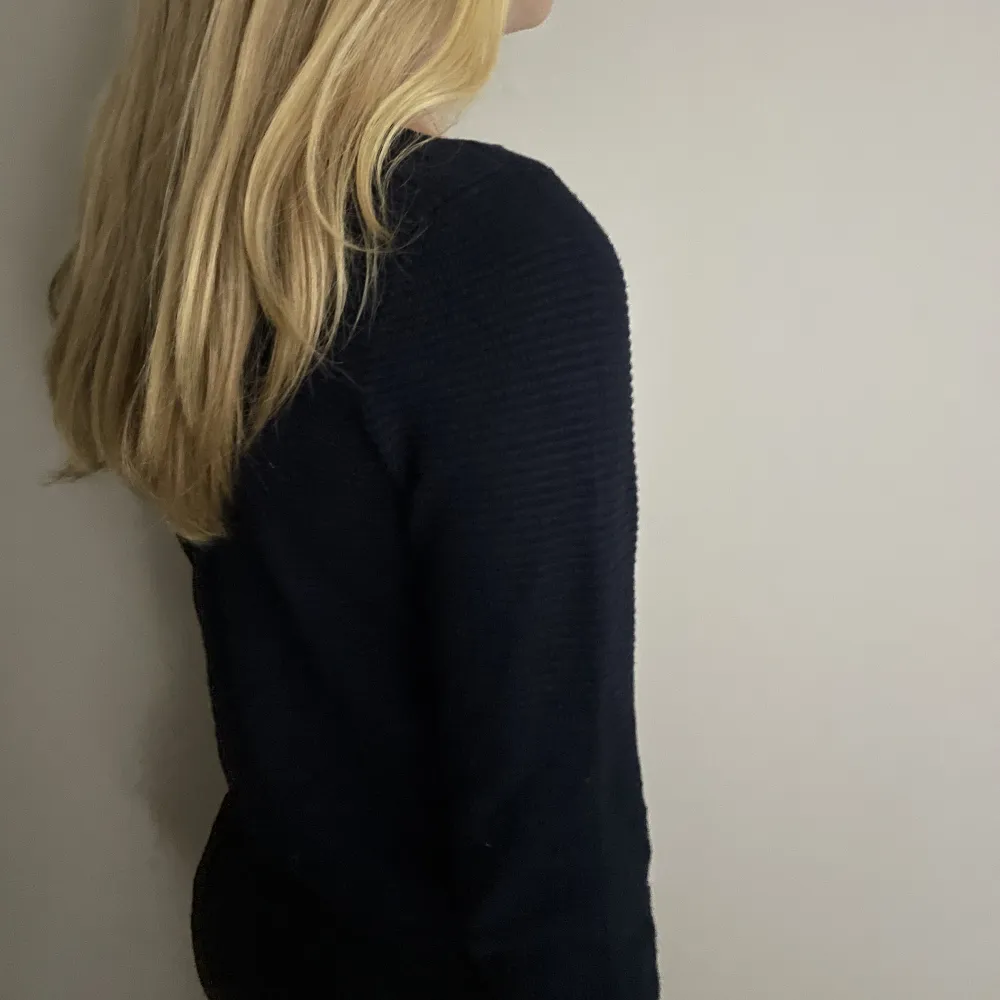 Jättefin mörkblå trekvartsärmad tröja. Fint skick och knappt använd. Hör av dig om frågor och funderingar!. Tröjor & Koftor.