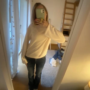 Stickad tröja  - Tunnare stickad tröja som är perfekt nu till hösten🍁🍁 nyskick har ej använt💕
