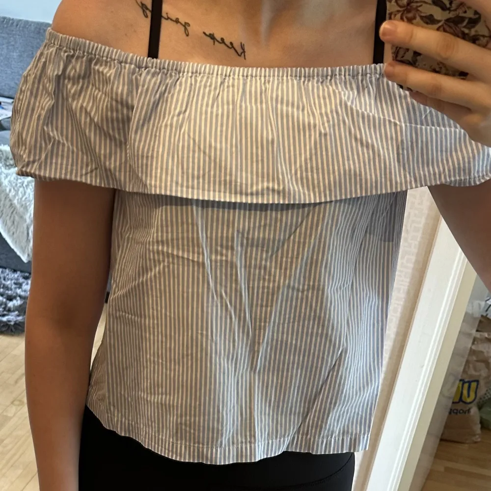 Söt, blå och vit randig topp ifrån H&M. Kan både ha den som off-shoulder och vanligt. Aldrig använd. Storlek 36.. Toppar.