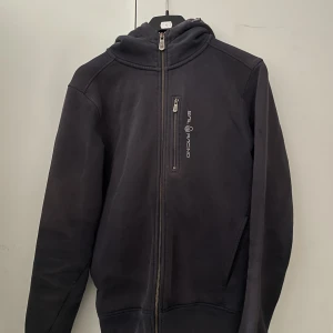 Sail racing hoodie  - Tja säljer min sail racing hoodieneftwrsom den ej passar mig långre lite urtvättatd men inget man tänker på 
