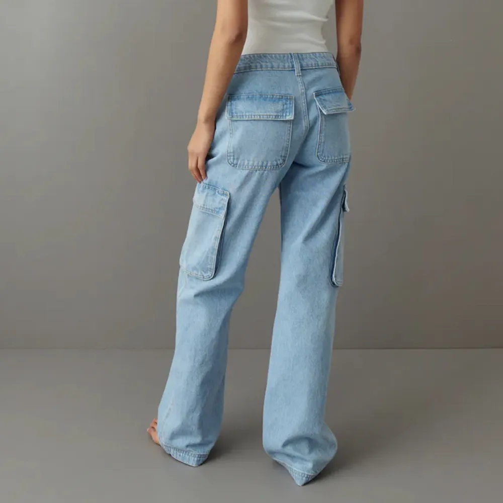 Säljer tvärr dem här Jättesnygga och coola lågmidjade baggy cargojeans från Gina Tricot då dem inte kommer till användning, slutsålda och populära, köpta för 500kr, storlek 32 men passar 34 också, nyskick då knappt använda, pris kan diskuteras. Jeans & Byxor.