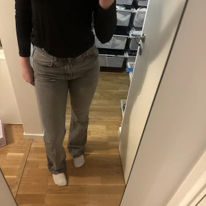 Low waist jeans  - Jätte snygga låg/mid jeans från Gina. I storleken 36. 