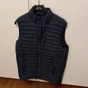 Jack & Jones väst  - Säljer nu min riktigt snygga Jack n Jones väst som bara är använd 3 gånger! Skick: 10/10 inga defekter. Nypris: 549 kr Mitt pris: 349 kr! Storlek S men passar även M