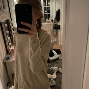 Jätte fin beige stickad tröja från Vila som passar perfekt nu när det börjar  bli lite kallare! Endast använd vid ett tillfälle så är som ny!💞Nypris:300