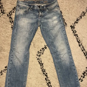 Lågmidjade jeans  - Säljer ett par jeans från only. Bra skick, storlek 27/34. Kontakta vid frågor💕