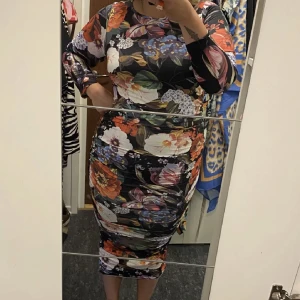 Blommig fodralklänning med rynkade sidor  - Oanvänd 