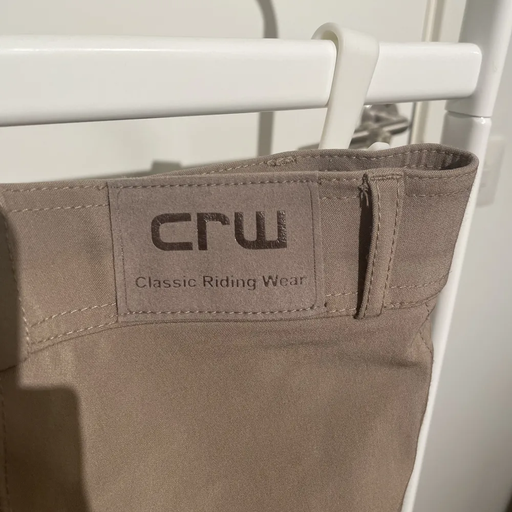 Här säljs några beigbruna ridbyxor från CRW. De är väldigt praktiska och i väldigt bra skick.Har två fickor på framsidan med dagkjedja. Fråga om mer bilder💓. Jeans & Byxor.