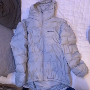 Peak performance jacka - Säljer min peak jacka då den inte kommer till användning. Jackan är i okej skick, har tvättats 2 ggr. Budgivning startar på 350kr, kan köpa direkt för 300kr.