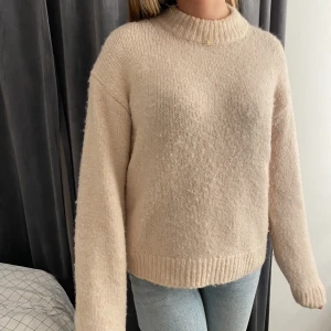 Stickad tröja  - Stickad ljusrosa tröja. Använd fåtal gånger därmed fint skick❣️