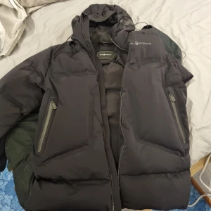 Sail racing vinter jacka. - Helt ny. Inköpt av min mamma. För stor för mig tyvär. Använt den 4 gånger. 