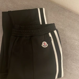 Moncler dam byxa (äkta) - Endast använt en gång som nya!