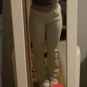 Lågmidjade jeans - Säljer dessa super fina off white/beige lågmidjade jeans med snygga detaljer på fickorna! Pris kan alltid diskuteras. Hör av dig vid frågor eller intresse. Postar eller möts upp i Stockholm. 🫶❤️