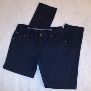 Svarta byxor/kostymbyxor/chinos/finbyxor - storlek W32 L32 - Svarta byxor från Vila - Katy new slim pant. Bara använda någon enstaka gång och i fint skick. Storlek W32 L32. 98% bomull och 2% elastan.