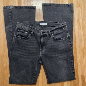 Gina Tricot jeans - Gina Tricot jeans i modellen perfekt jeans. Vill säga svarta och lite gråa i undertonen men det får man avgöra själv:) Low waist och bootcut, storlek 38. Passar både 38 och 36, skriv vid frågor eller funderingar💕