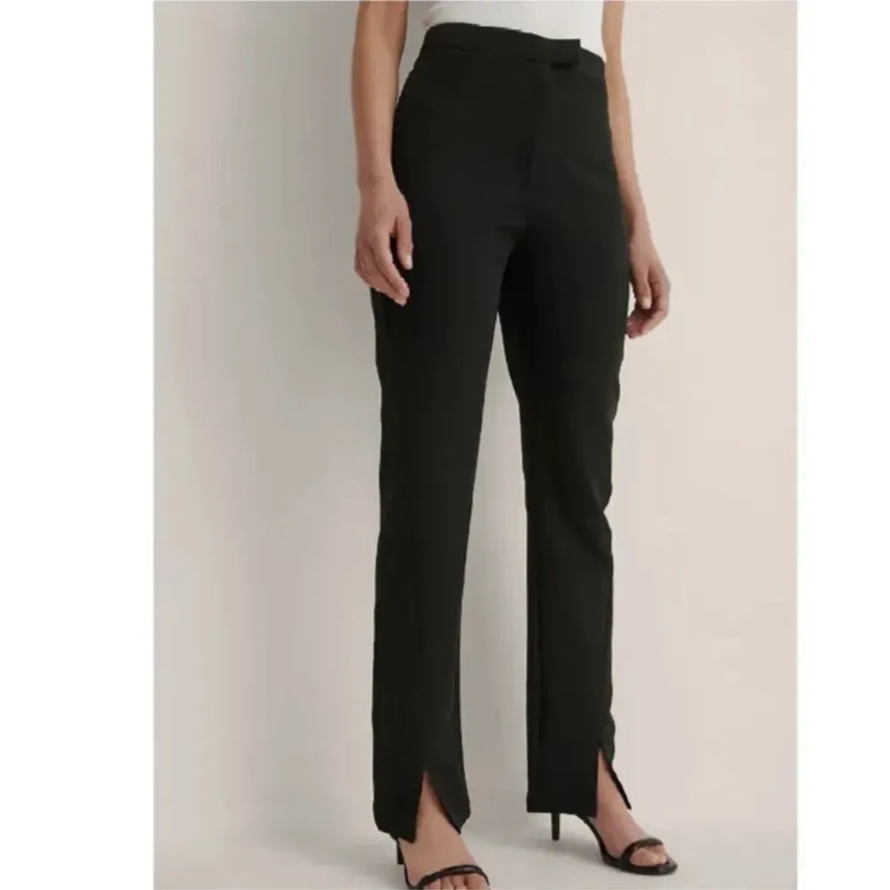 Supersnygga svarta kostymbyxor med slits från nakd. Dem är högmidjade. Nypris 449kr säljer för 150kr. Jeans & Byxor.