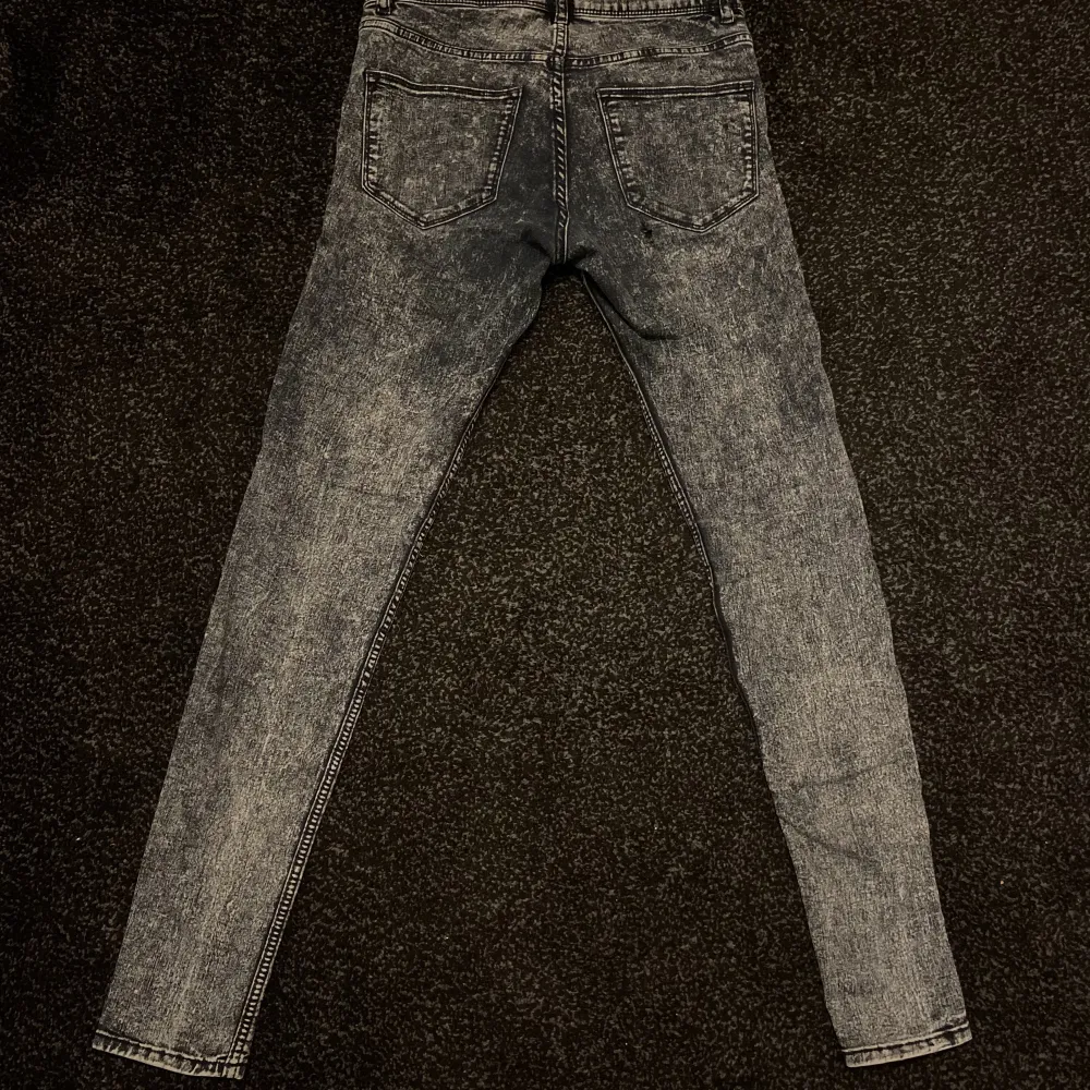 Blågråsvarta stentvättade jeans. Ganska tajta enligt mig men sitter snyggt på! Knappt använda.  . Jeans & Byxor.