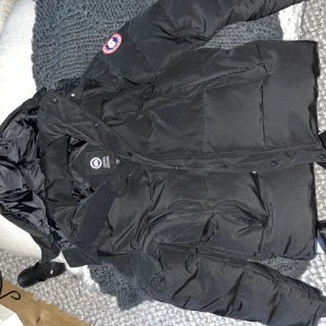 Canada Goose Wyndham Parka - Skit fet jacka nu till vintern . Har varit lite fel i storleken så har inte kommit till användning.  Priset går diskuteras och byten funkar också